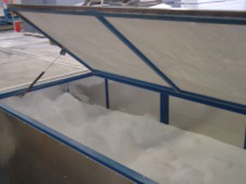 Foto van productie waar de EPS parels in een vormdeel tot blok worden gevormd. 