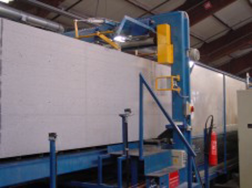 Foto uit productie waar het blok in horizontale lange platen gesneden wordt. 