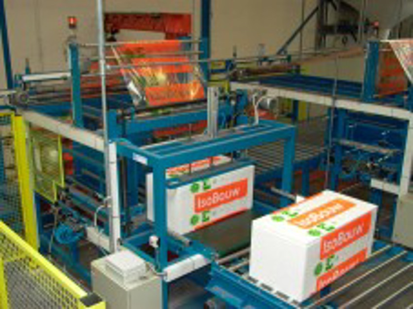 Foto uit productie waarbij het eindproduct verpakt over de productieband gaat. 