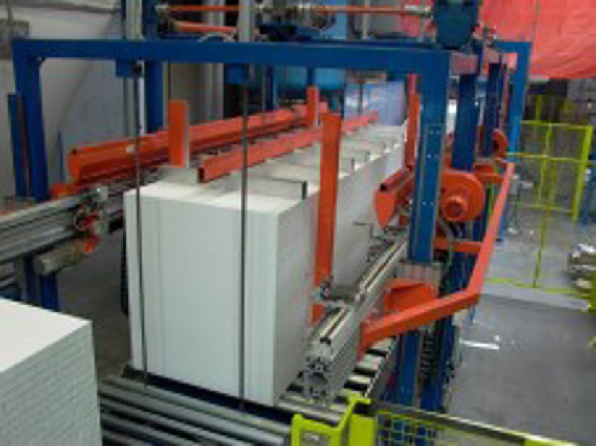 Foto uit productie waar nu het blok verticaal op lengte wordt gesneden. 