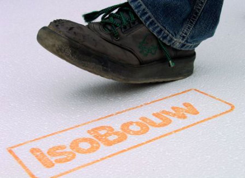 Foto van een persoon die met zijn schoen over een EPS isolatieplaat loopt langs het IsoBouw logo. 