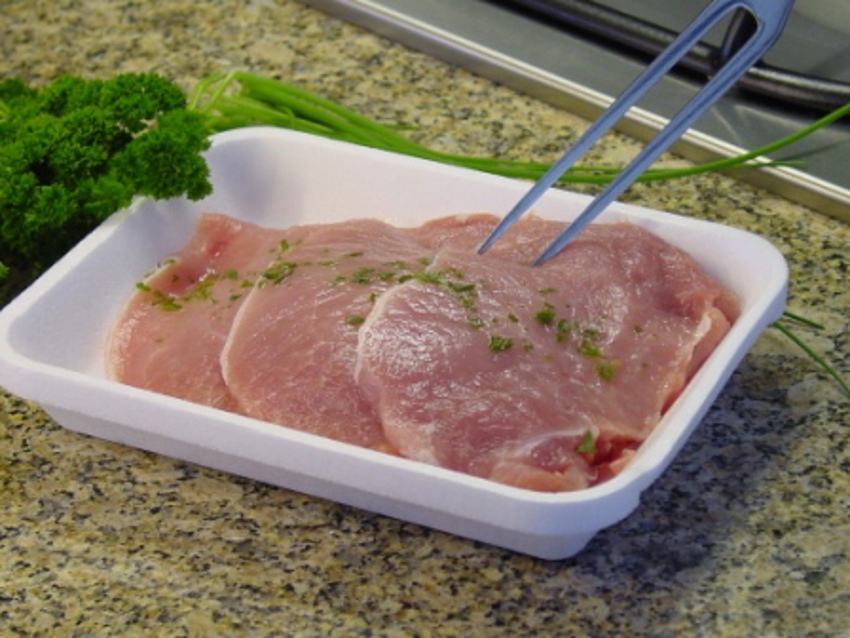 Foto van EPS isolatie als verpakkingsmateriaal voor voeding zoals vlees. 