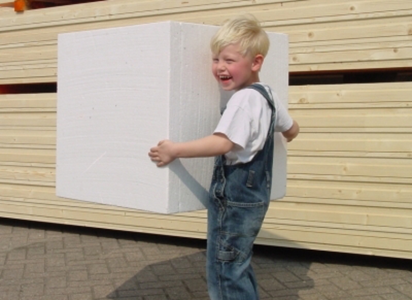 Foto van een kind dat eenvoudig een lichtgewicht EPS blok draagt. 
