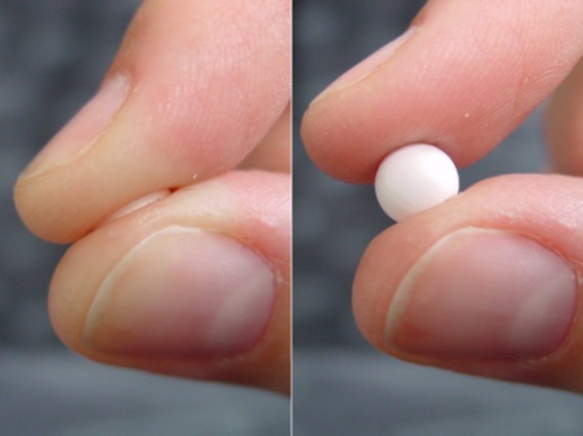 2 foto's; links de EPS parel ingedrukt tussen vingers en rechts de EPS parel weer in normale vorm. 