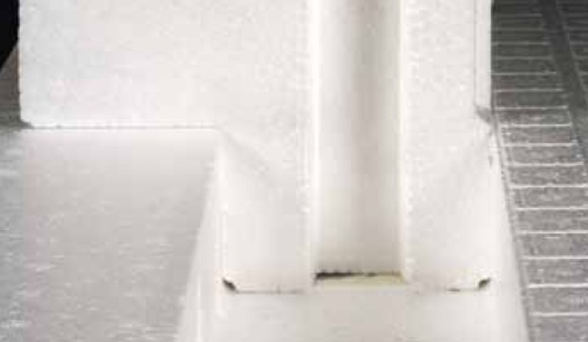 Close-up van de messing/groefaansluing bij de PowerKist funderingsbekisting. 