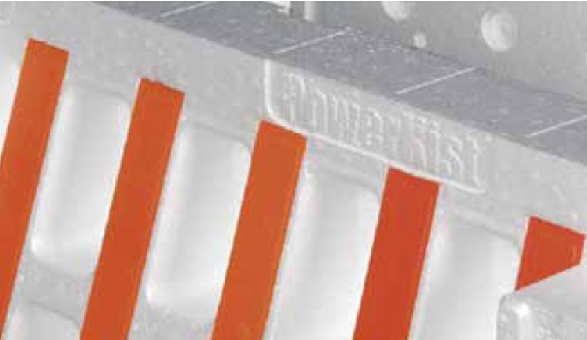 Close-up van de PS-stroken op de zijwand van de PowerKist funderingsbekisting. 