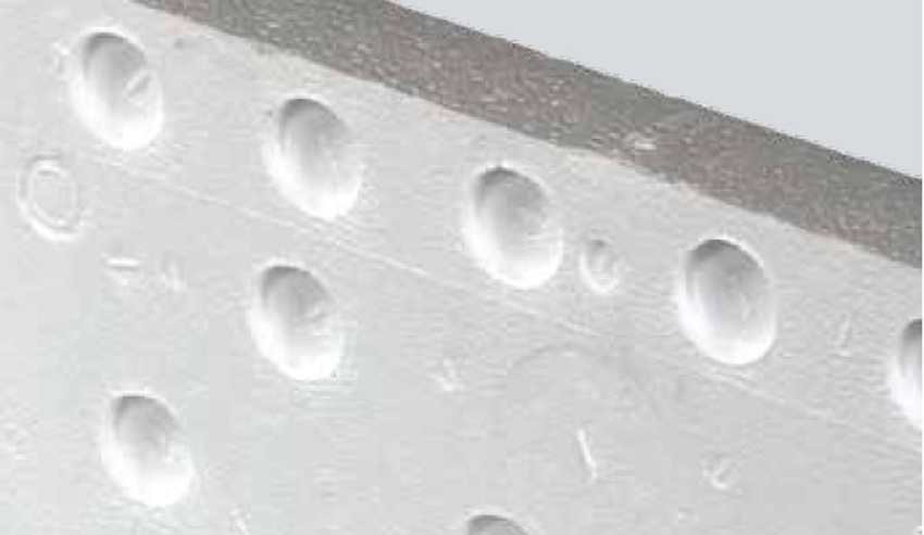 Close-up van de taps toelopende uitsparingen in de zijwand van de PowerKist funderingsbekisting. 