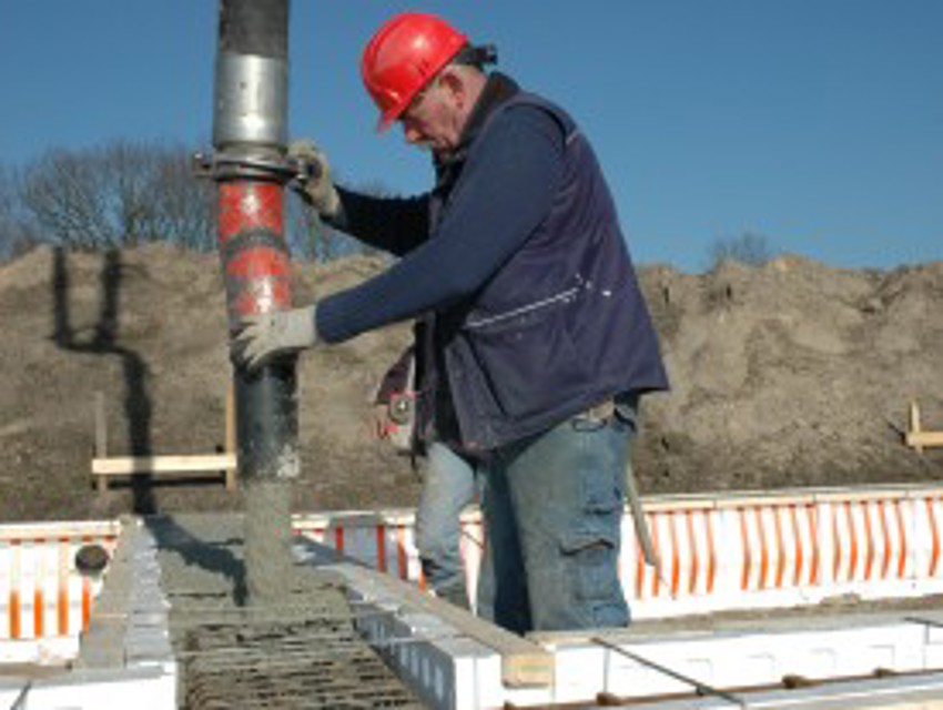 Projectfoto van stap 9 waar de verwerker beton stort in de PowerKist funderingsbekisting.