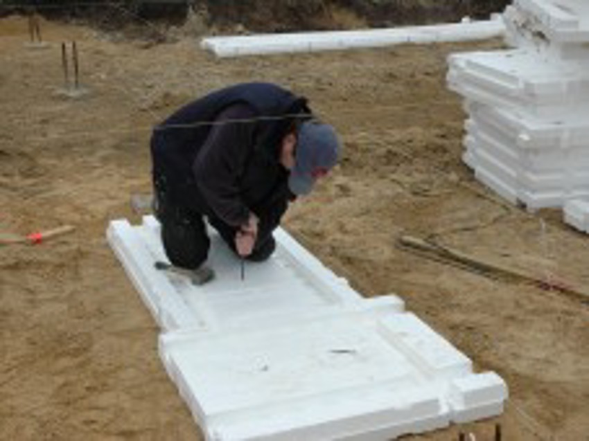 Projectfoto van stap 2 waar een verwerker de platen van eind-, hoek- en T-stukken stelt en vastzet.