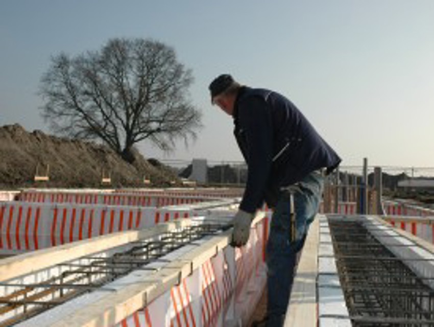 Projectfoto van stap 8 waar een verwerker de houten rib in de bovenbeugel aanbrengt op de PowerKist.