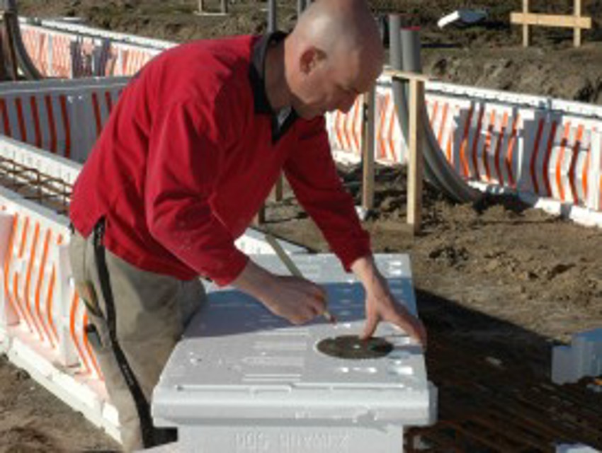 Projectfoto van stap 5 waar een verwerker een sparing maakt op een PowerKist zijwand.