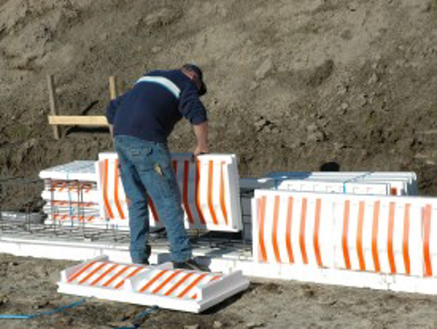 Projectfoto van stap 6 van een verwerker die een PowerKist funderingsbekisting zijwand plaatst.