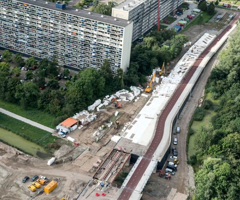 Luchtfoto van werkzaamheden waar PowerBlok fundering wordt geplaatst voor een zettingsvrije weg. 