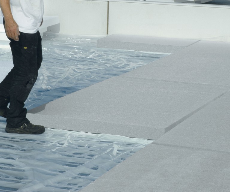 Projectfoto op de bouw waar EPS-HR platdak isolatieplaten gelegd worden op het platte dak. 