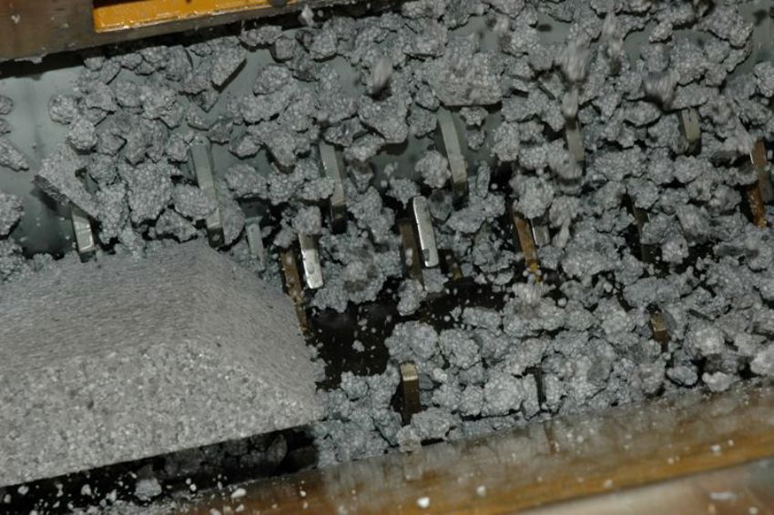 Foto uit de fabriek waar grijze EPS wordt vermalen en gerecycled. 