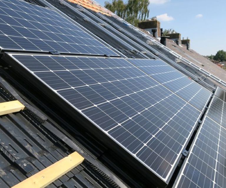 Close-up van een dak waar solar modules en zonnepanelen liggen.