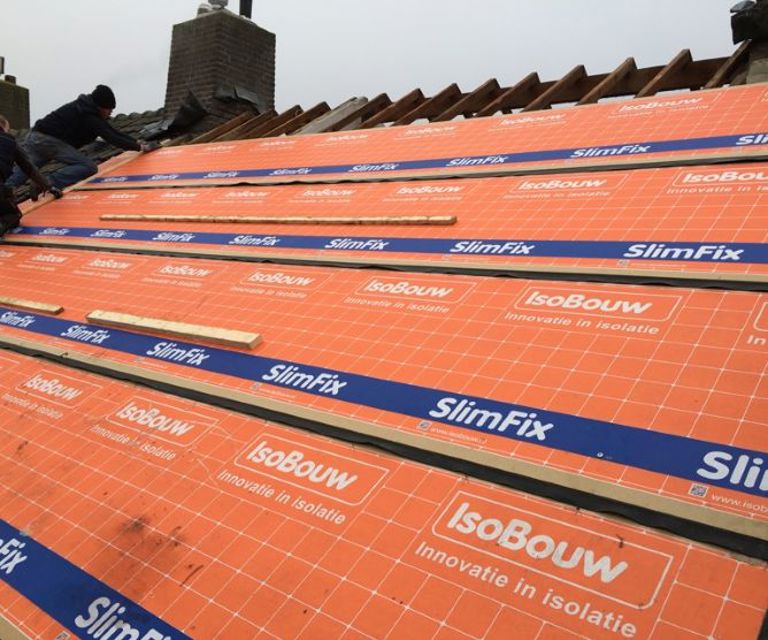 Projectfoto van een sporendak waar SlimFix Spoor isolatieplaten zijn toegepast. 