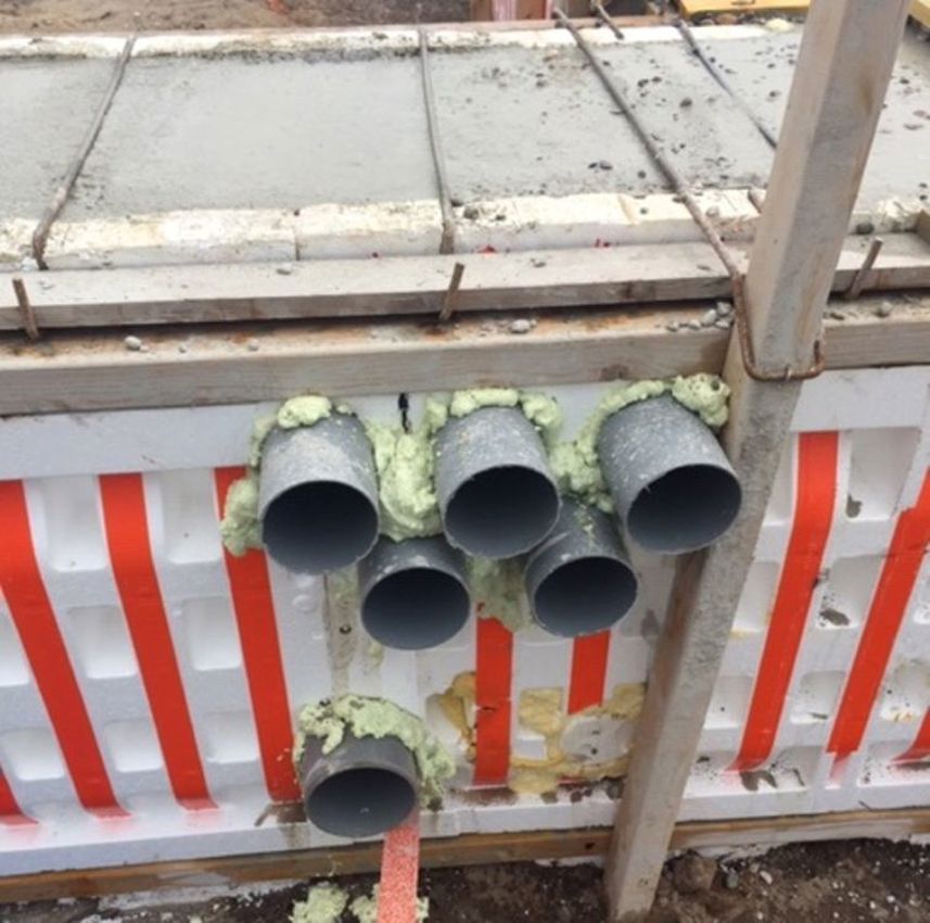 Close-up van een extra houten regel ter versteviging bij de doorvoeren in de wand van PowerKist XL. 