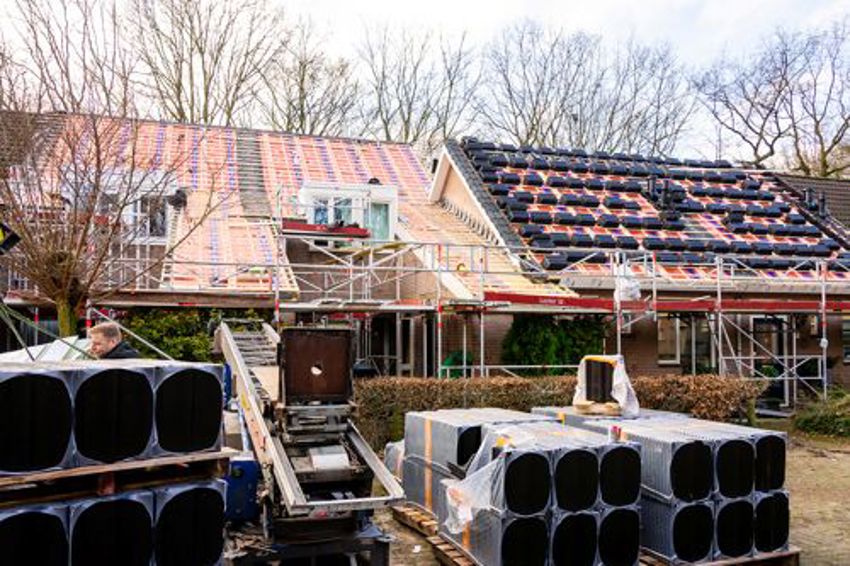 Projectfoto van een groot renovatieproject waar SlimFix RenoTwin isolatieplaten op het dak liggen.