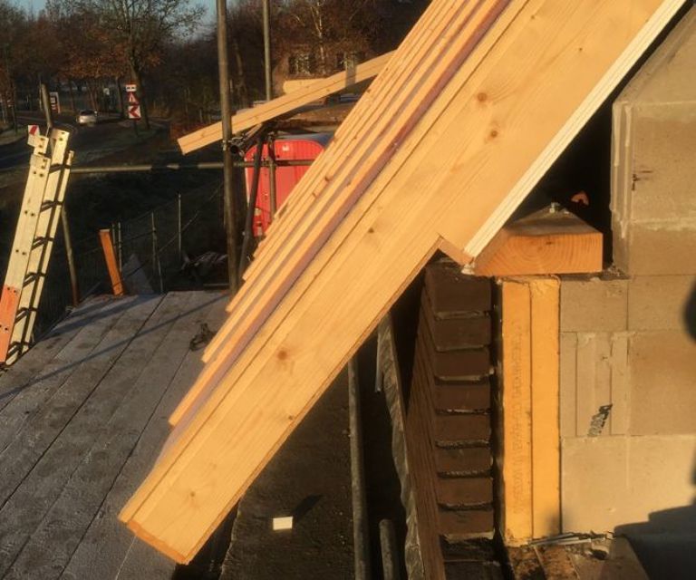 Projectfoto vanaf de zijkant van het SlimFix dakelement waardoor de boeiverjonging te zien is. 