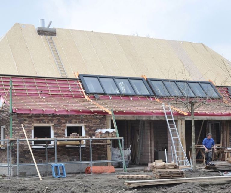 Projectfoto van een vrijstaande woning met SlimFix XT Riet sandwichpanelen op het volledige dak.