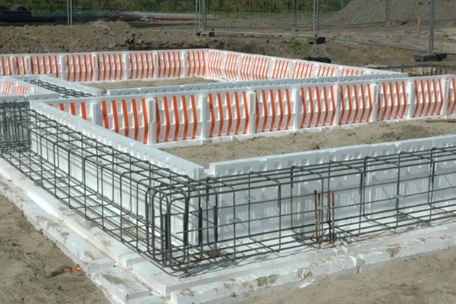 Projectfoto op de bouw waar volledige PowerKist fundering ligt met vloerplaat, wapening en zijwand.