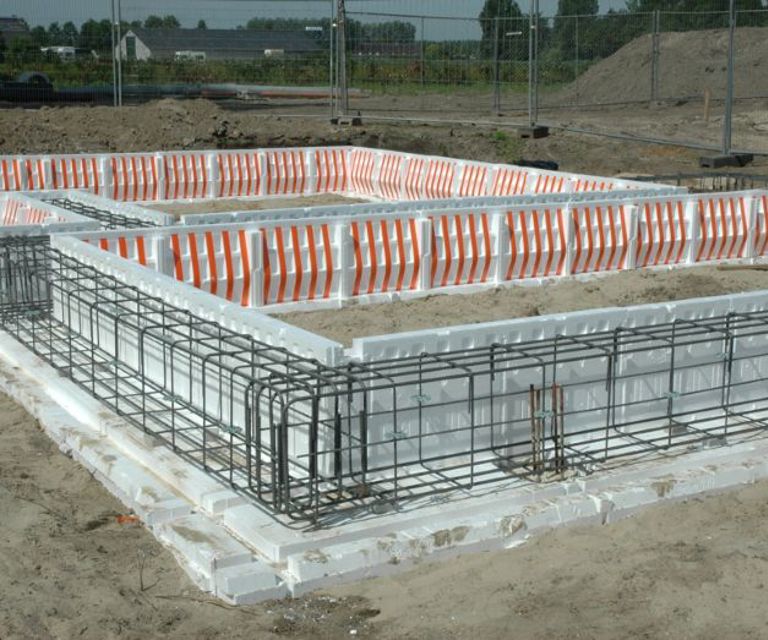 Projectfoto op de bouw waar volledige PowerKist fundering ligt met vloerplaat, wapening en zijwand.