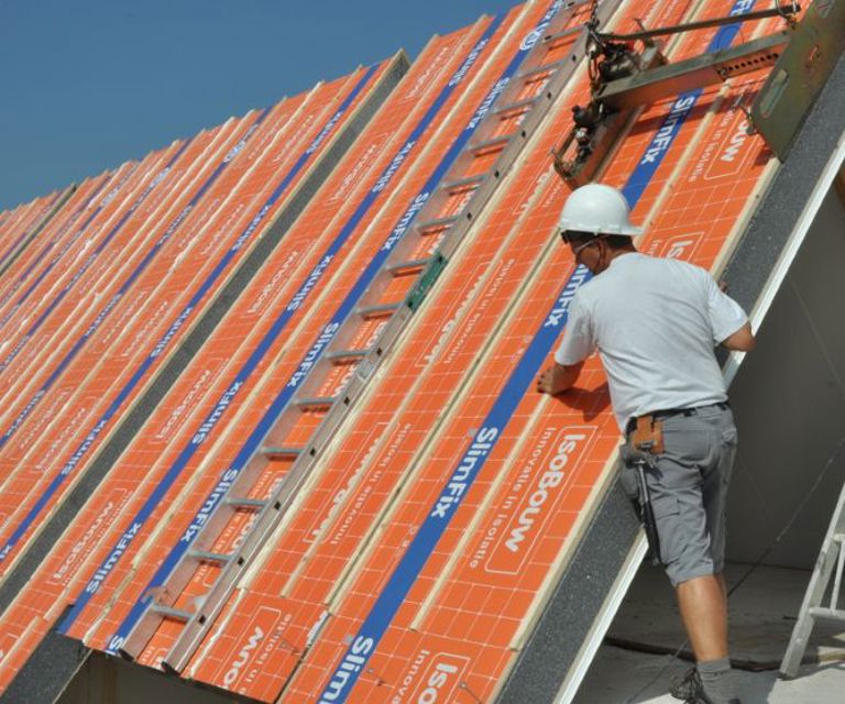 Projectfoto van SlimFix XT dakelementen die geplaatst worden op een gordingdak.