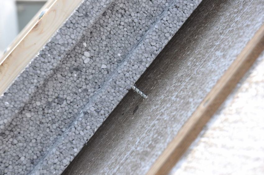 Een close-up van een SlimFix RenoTwin dakplaat die vrijdragend gemonteerd is met speciale schroeven