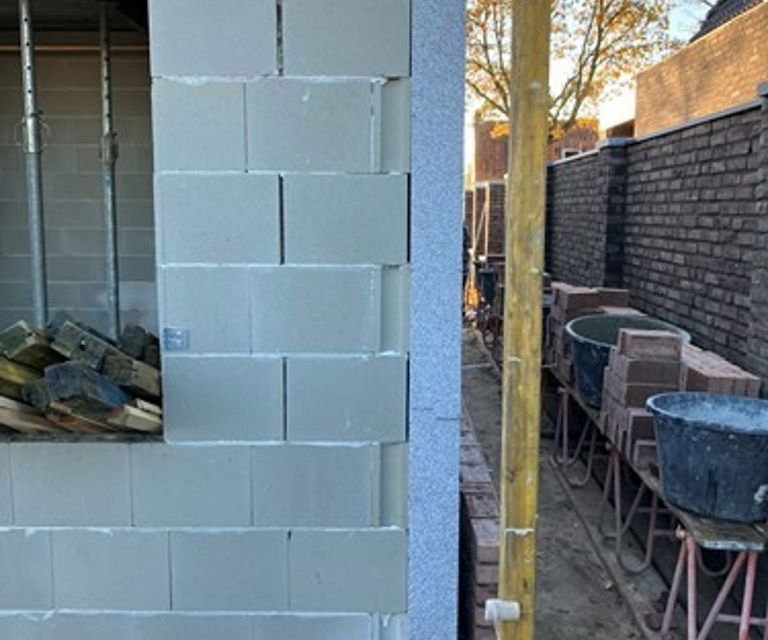 Projectfoto van buitenaf van de kopse kant van een muur met IsoFort HR spouwisolatieplaten.