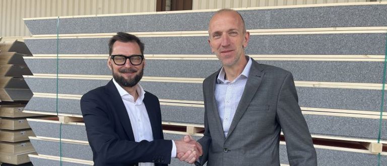 Jeroen Verweij en Mark van de Burgt geven elkaar een hand bij de overdracht van de CEO rol. 