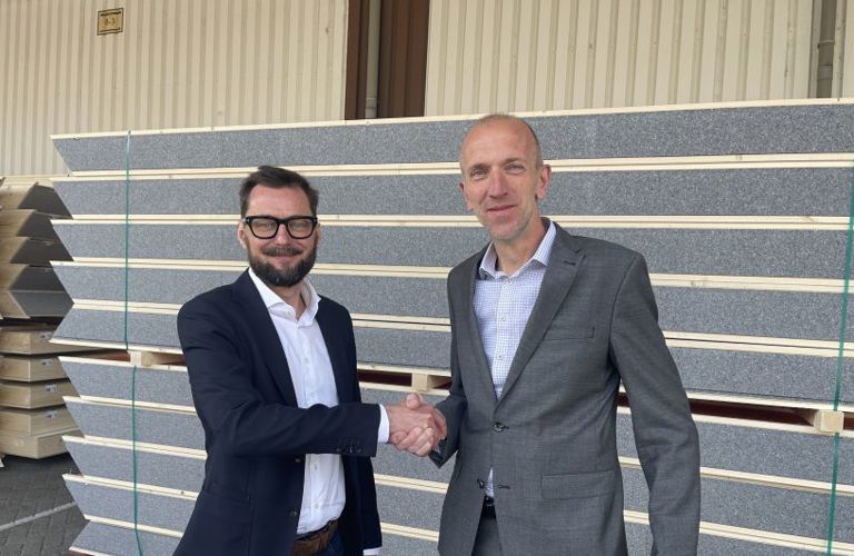 Jeroen Verweij en Mark van de Burgt geven elkaar een hand bij de overdracht van de CEO rol. 