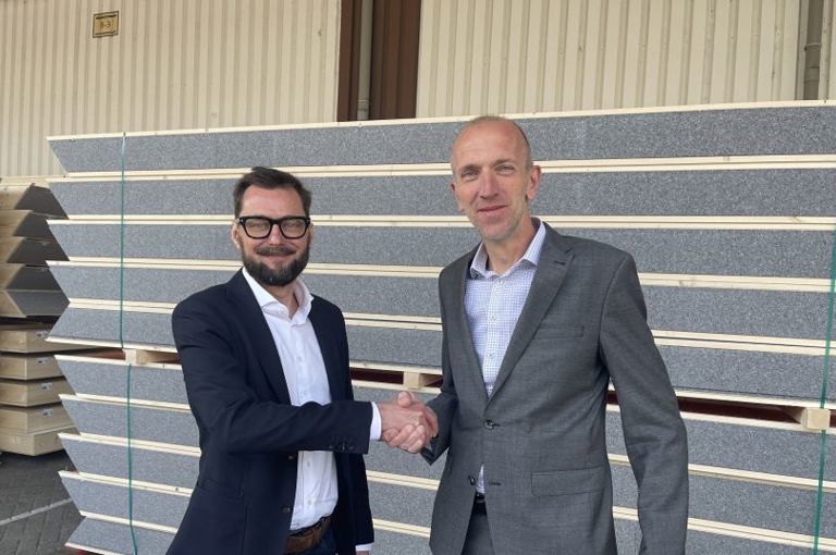 Jeroen Verweij en Mark van de Burgt geven elkaar een hand bij de overdracht van de CEO rol. 