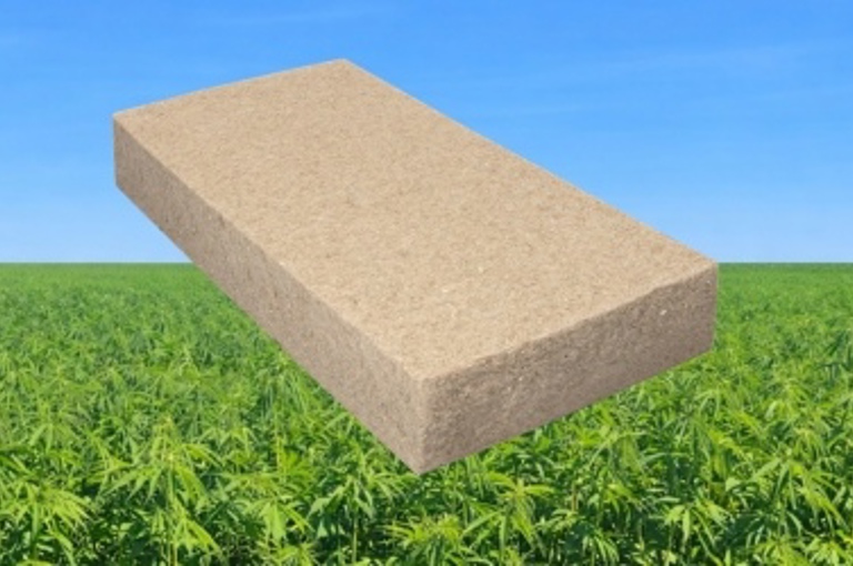 Illustratie van een BEWI Hemp isolatieplaat op de voorgrond van een hennepveld. 