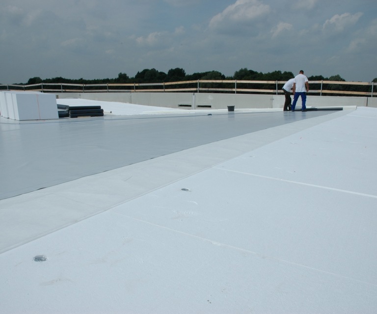 Projectfoto van verwerkers die op een platdak staan met LiteTop EPS isolatieplaten van BEWI IsoBouw.