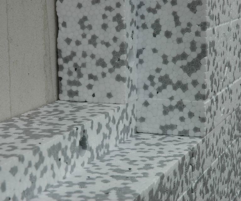 Close-up van de goede aansluiting van IsoFort spouwisolatieplaten en EPS en EPS-HR isolatiemateriaal.