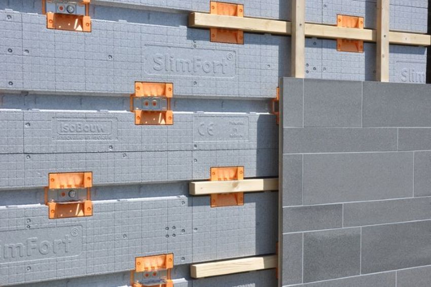 Verticaal geplaatste SlimFort gevelisolatie met houten raamwerk en gevelafwerking met tegels.