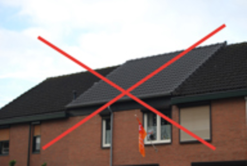 Voorbeeld van een woning waarbij de dakgoot niet gelijk loopt met de buren. 