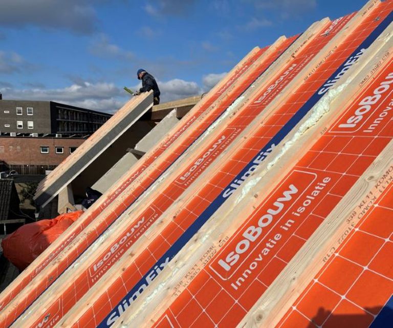 Close-up van diverse SlimFix XT Passief M dakelementen die op het dak gelegd worden. 