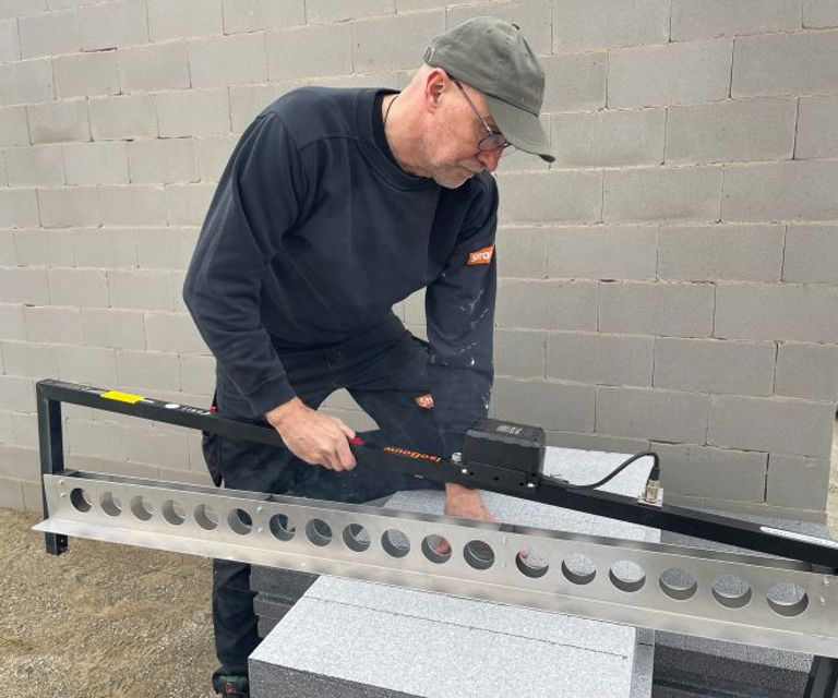 Projectfoto van een verwerker die een IsoFort HR isolatieplaat op maat maakt met een gloeibeugel.