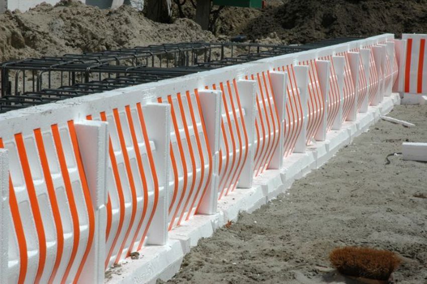 Projectfoto op de bouw waar vooral de zijwanden van PowerKist bekisting goed zichtbaar is. 