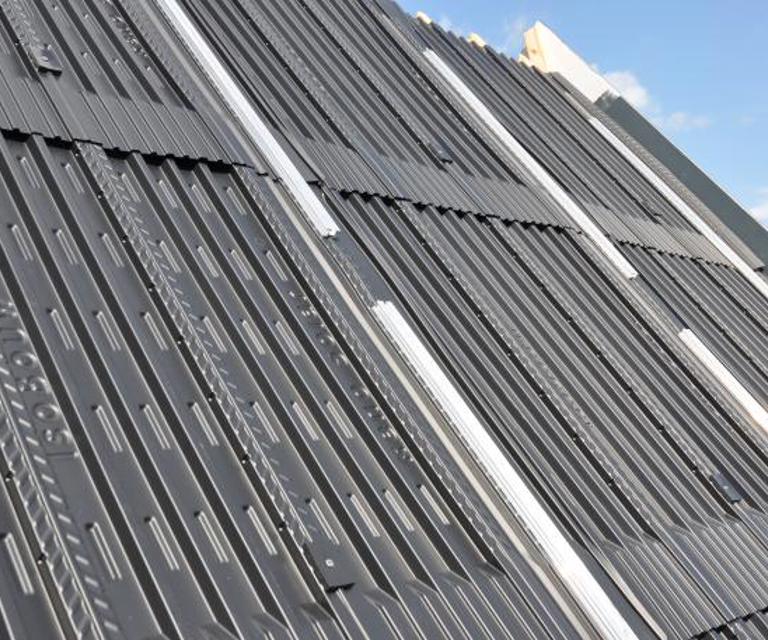 Close-up van diverse solar modules op een hellend dak