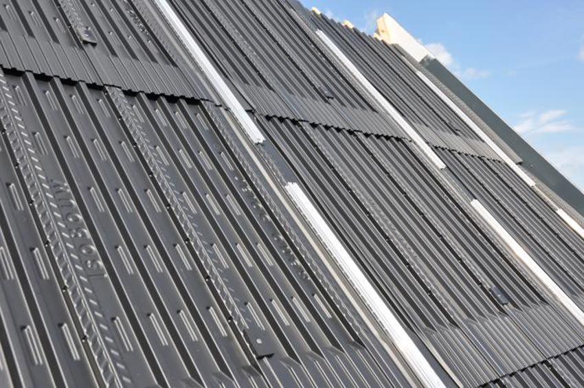 Close-up van diverse solar modules op een hellend dak