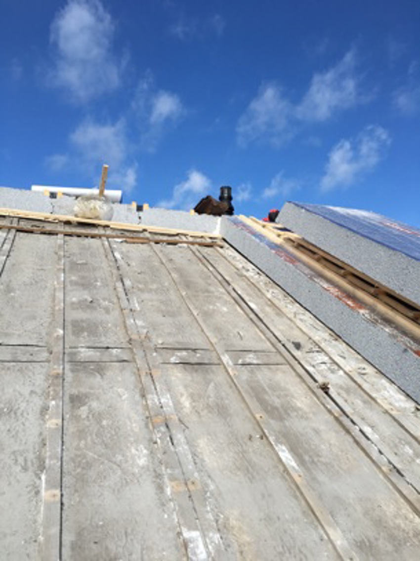 Projectfoto van een oud dakbeschot waar SlimFix RenoTwin dakplaten worden gemonteerd. 