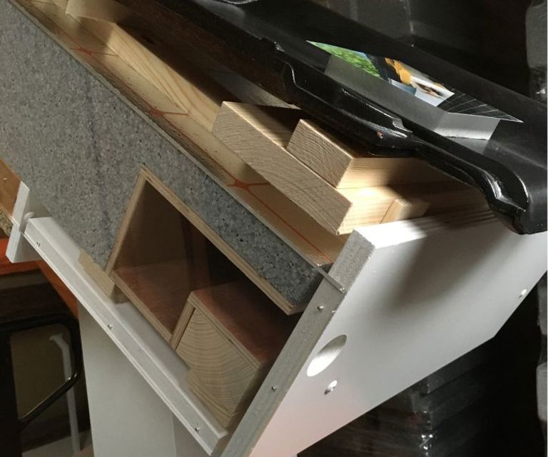 Foto van een beursopstelling van de Avi-nestkast waarbij je via de zijkant erin kijkt. 