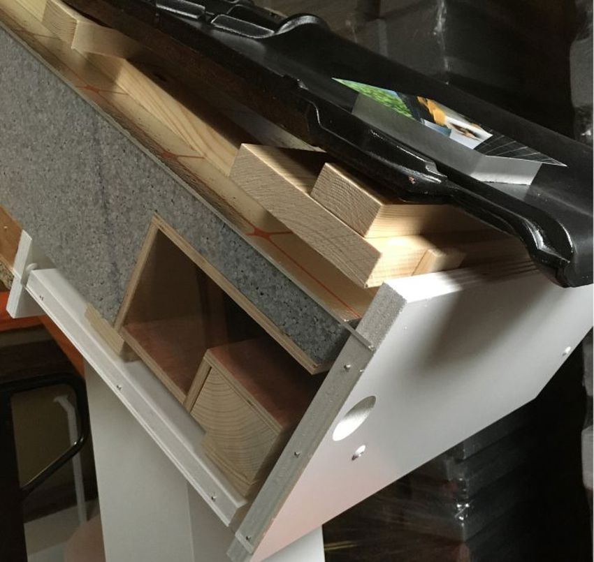 Foto van een beursopstelling van de Avi-nestkast waarbij je via de zijkant erin kijkt. 