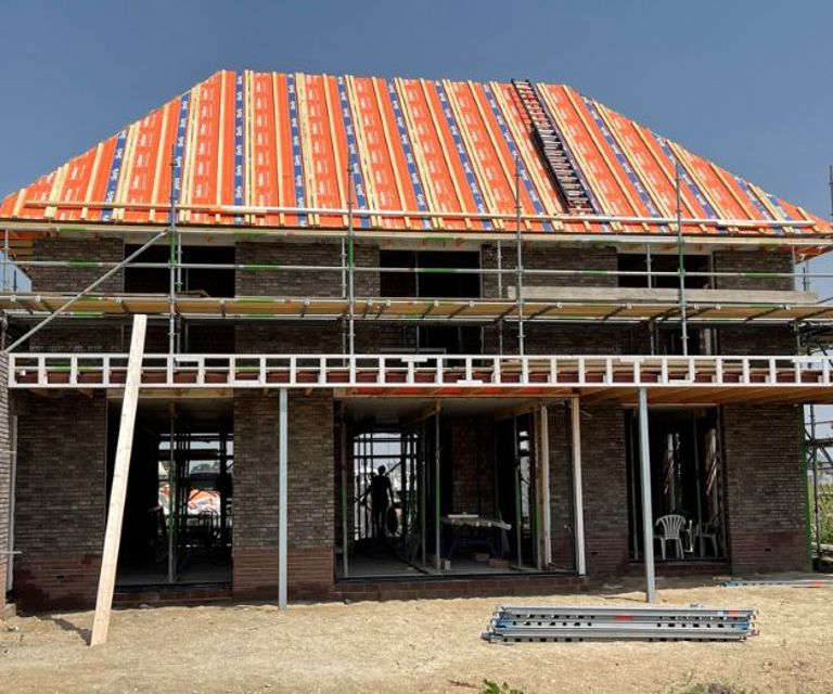 Projectfoto van een vrijstaande woning met onze oranje dakplaten SlimFix XT Passief M. 