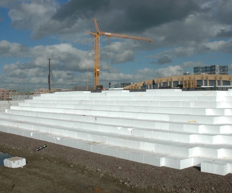 Projectfoto van een trapsgewijze stapeling van PowerBlok funderingsmateriaal. 