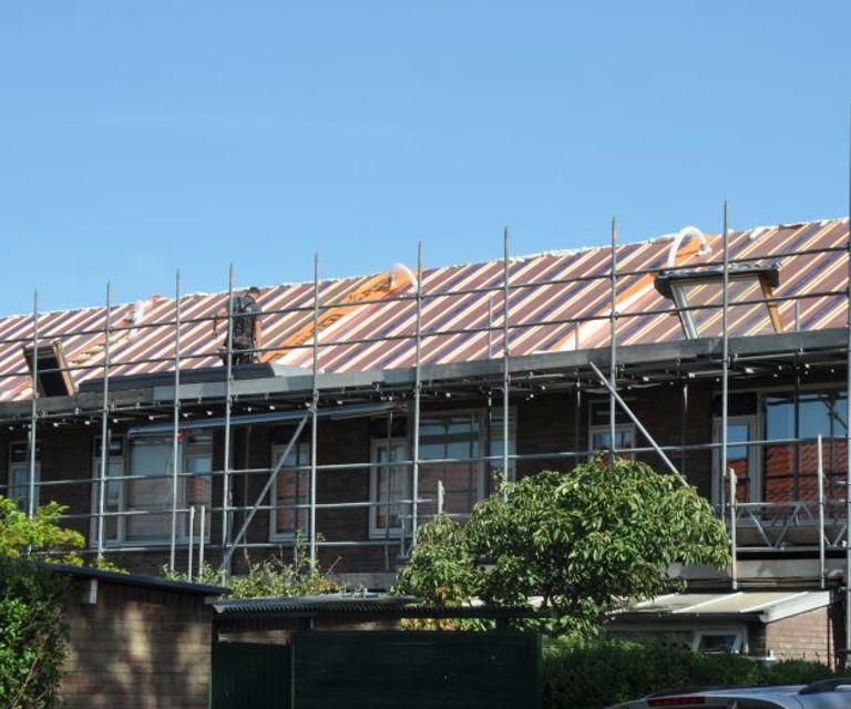 Projectfoto van een rij woningen die SlimFix Reno+ dakplaten op het dak hebben liggen. 