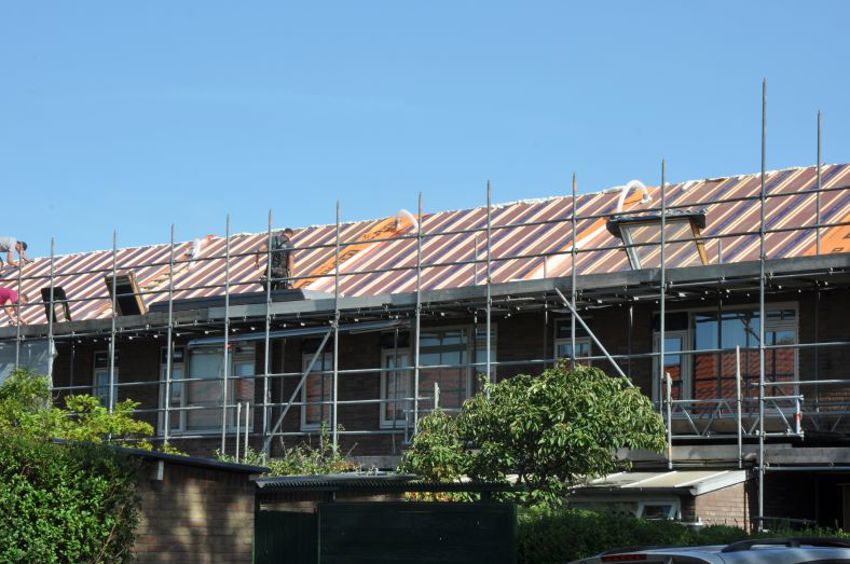 Projectfoto van een rij woningen die SlimFix Reno+ dakplaten op het dak hebben liggen. 